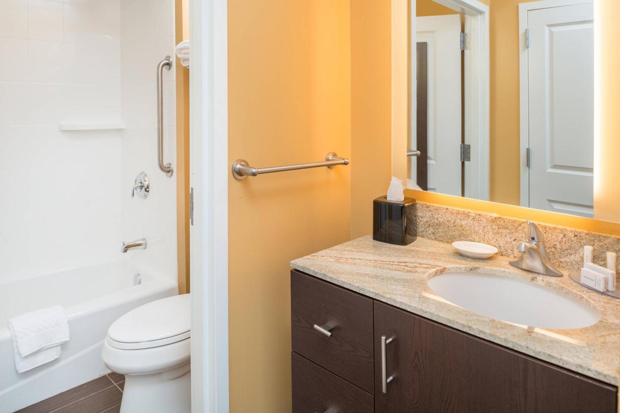 Towneplace Suites By Marriott New Hartford Экстерьер фото